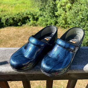 Dansko size 6 Snakeskin patterned clogs